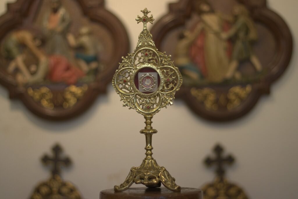 Relíquia de primeiro grau de São Carlo Acutis, com fragmento corpóreo: um fio de cabelo (Foto: João Dejacy/Rios de Notícias)