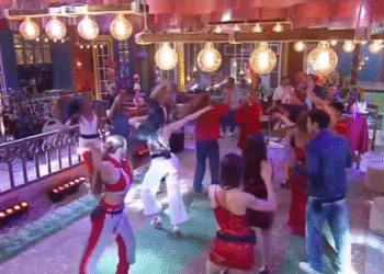 Tamires Assis rouba a cena na Fazenda ao som da toada ‘Tic Tic Tac’