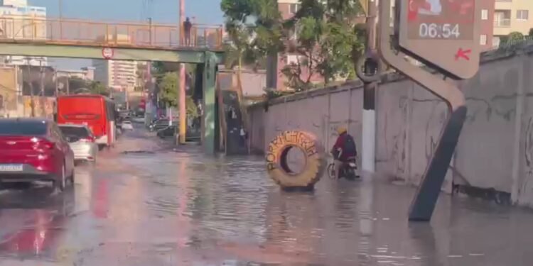 Vazamento de Água - Avenida