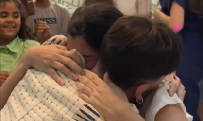 Vídeo após anos longe, filho surpreende mãe durante brincadeira em família