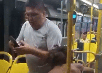 Vídeo briga no transporte coletivo é registrada por passageira em Manaus