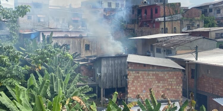 Vídeo casa de madeira pega fogo no bairro São Geraldo, zona Centro-Sul de Manaus