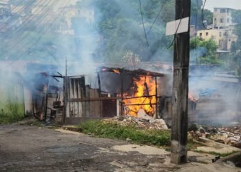 Vídeo incêndio atinge casa de madeira no bairro Praça 14, em Manaus