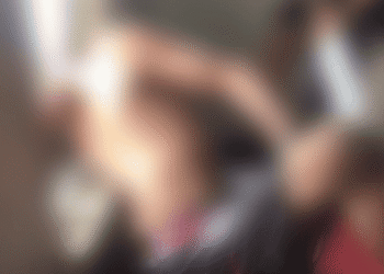 Vídeo suspeito de assalto recebe 'corretivo' de moradores da zona Leste de Manaus