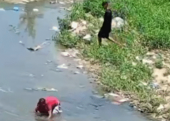 Vídeo suspeito de roubos tem braços e pernas quebrados por morador na zona Leste de Manaus