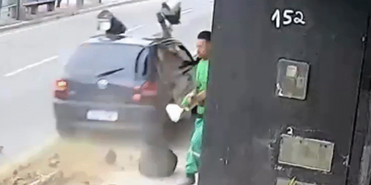 Vídeo trabalhador escapa de atropelamento e reage com oração