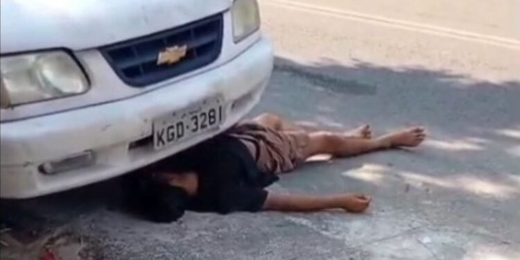 Vídeos: suspeito de assalto se finge de morto para escapar de linchamento em Manaus