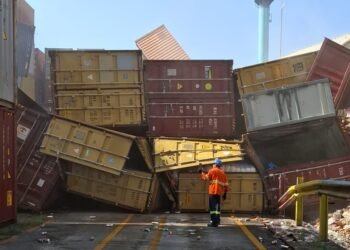 Contêineres do Porto Chibatão despencam (Foto: Reprodução/Whatsapp)