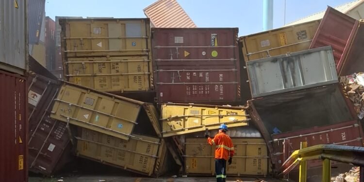 Contêineres do Porto Chibatão despencam (Foto: Reprodução/Whatsapp)