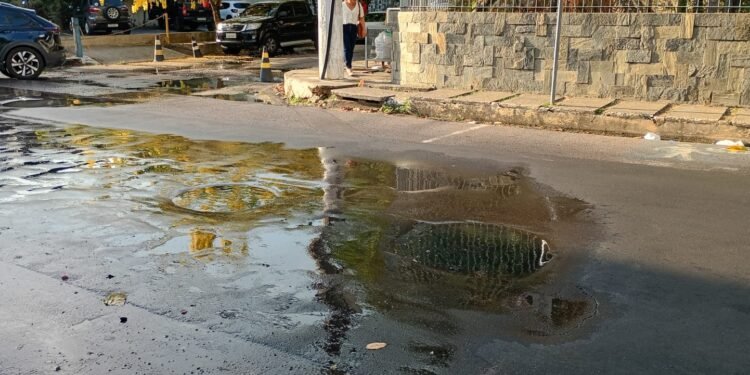 Bueiros entupidos no Vieiralves causam mau cheiro e transtornos a moradores e comerciantes