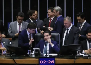 Presidente da Câmara dos Deputados, Hugo Motta, e outros parlamentares durante votação da PEC da Blindagem (Foto: Reprodução/TV Câmara)