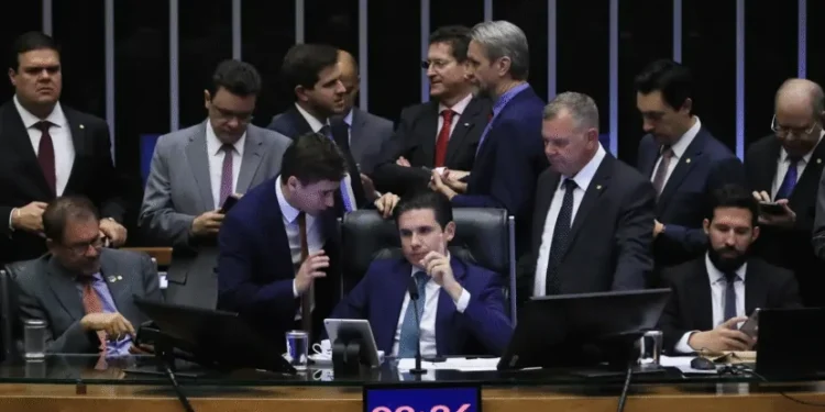Presidente da Câmara dos Deputados, Hugo Motta, e outros parlamentares durante votação da PEC da Blindagem (Foto: Reprodução/TV Câmara)