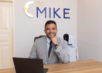 Cirurgião dentista Mike Ezequias