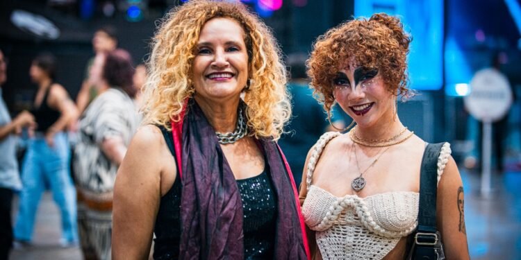 ‘Ney faz parte da minha história’: gerações de fãs compartilham emoção de show do cantor em Manaus