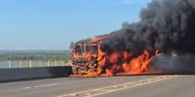 Ônibus pegou fogo na manhã desta segunda-feira, 2 (Foto: Reprodução/Redes Sociais)