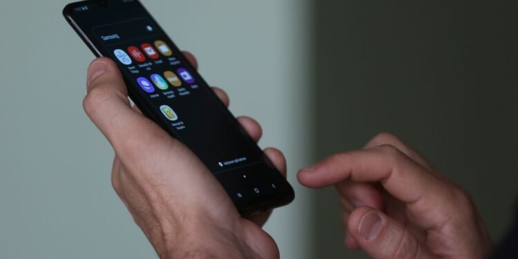 Pesquisa mostra avanço em salas de aula com proibição de celulares