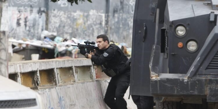 Operação no Rio contra facções criminosas já registra 64 mortes