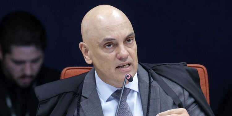 Moraes proíbe visita de presidente do PL a Bolsonaro