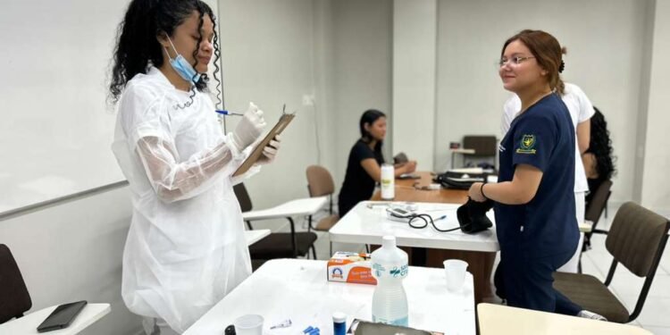 Atendimentos médicos também foram realizados na Fametro Leste (Foto: Hudson Neris/Rios de Notícias)