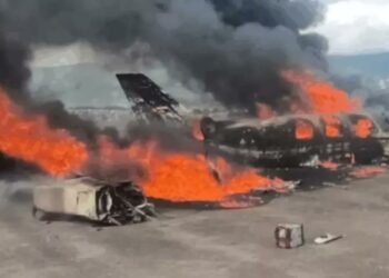 Acidente fatal: avião cai e explode após decolagem na Venezuela