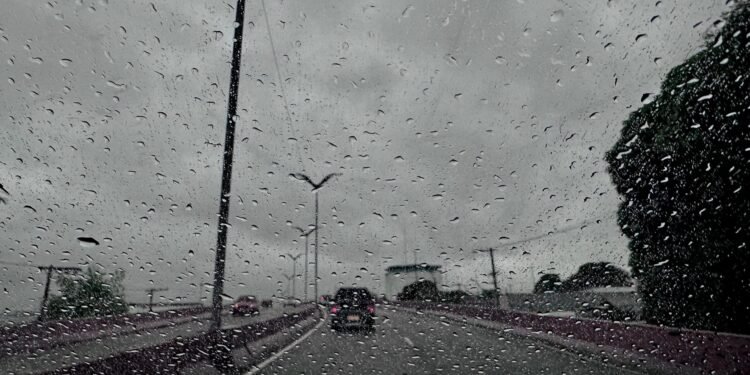 Chuvas tem ocorrido com frequência na capital amazonense (Foto: Rômulo Araújo/Rios de Notícias)