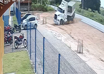 Carreta desgovernada invade e destrói escola no Alagoas