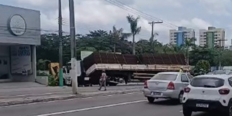 Carreta tomba na Avenida Constantino Nery