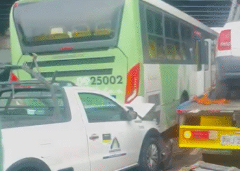 Colisão entre ônibus e carro da Amazonas Energia deixa trânsito paralisado na avenida Torquato Tapajós