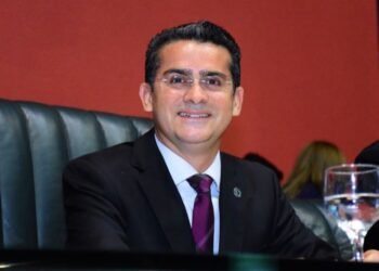 Pedido de reprovação das contas do governo interino de David Almeida, em 2017, coloca prefeito em risco de cassação