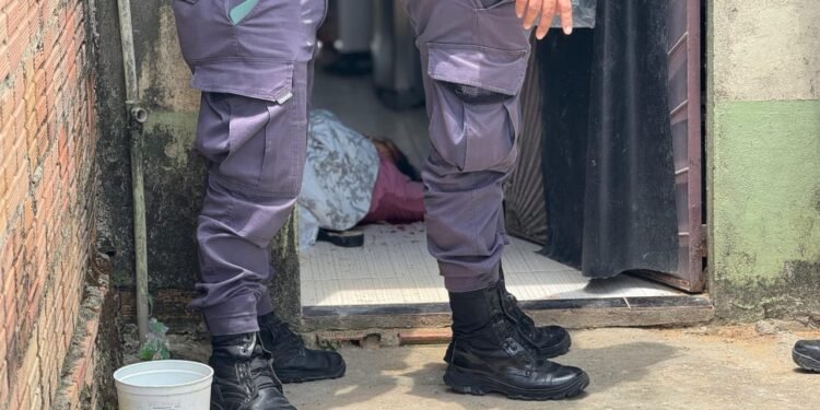 Mulher é assassinada a facadas pelo filho em Manaus; suspeito é morto por moradores