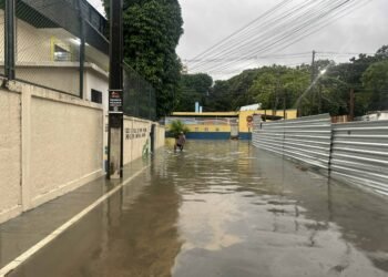 Ruas do bairro Nossa Senhora das Graças alagam e moradores pedem providências da prefeitura