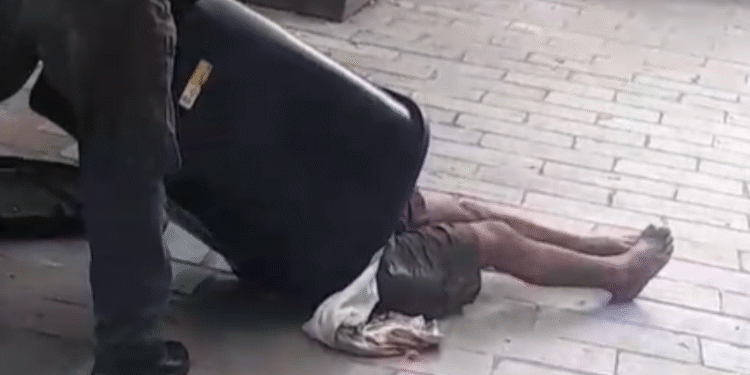 Corpo é encontrado dentro de lixeira no Centro de Manaus