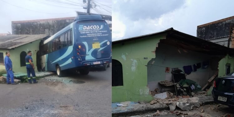 Casa foi atingida pelo micro-ônibus na manhã desta terça-feira, 14/10 (Foto: Reprodução/Redes Sociais)