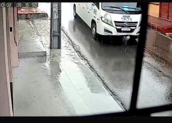 Motociclista é arremessado em grave acidente com micro-ônibus no Alvorada