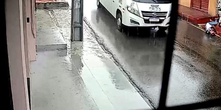 Motociclista é arremessado em grave acidente com micro-ônibus no Alvorada