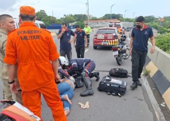 Mulher passa mal e cai da garupa de motocicleta no bairro Parque de 10 Novembro, em Manaus