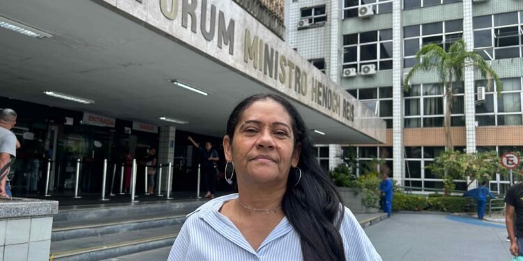 Simone Andrade, viúva do sambista Paulo Onça, em frente ao Fórum Henoch Reis, em Manaus (Foto: Tunico Santos/Rios de Notícias)