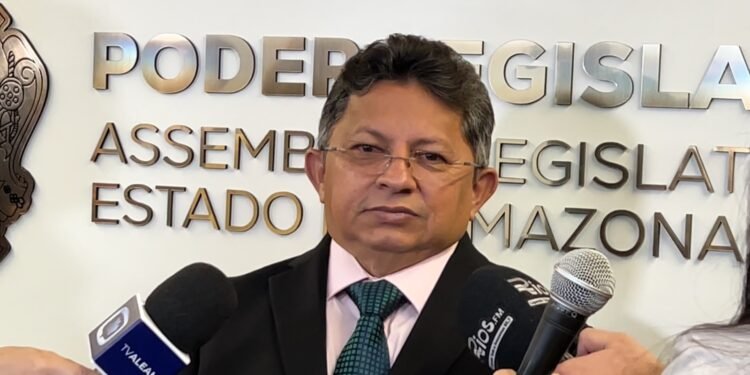 ‘Todo partido quer’, diz Sinésio Campos sobre possível movimento do PT por vice na chapa de Omar Aziz