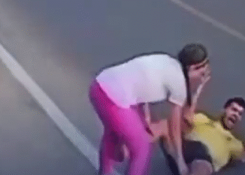 Vídeo motociclista atropela homem durante corrida