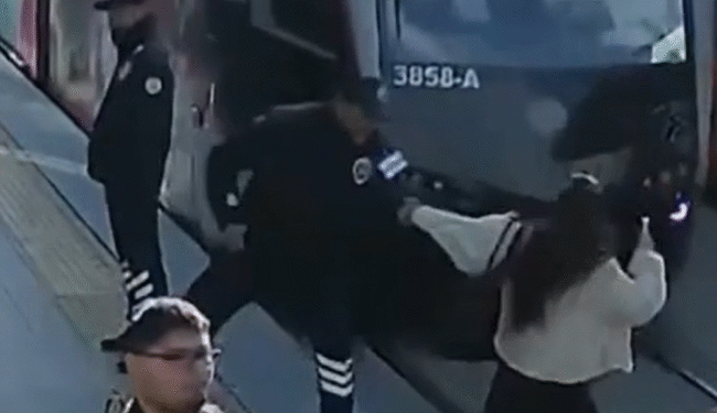 Vídeo mulher com fones de ouvido é salva após quase ser atingida por trem