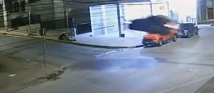 Vídeo viatura e carro voam durante perseguição policial