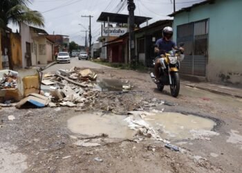Fala Manaus: Moradores da rua Tupiniquim enfrentam cratera e abandono no Vale do Sinai