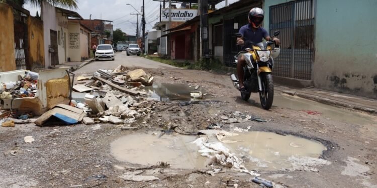 Fala Manaus: Moradores da rua Tupiniquim enfrentam cratera e abandono no Vale do Sinai