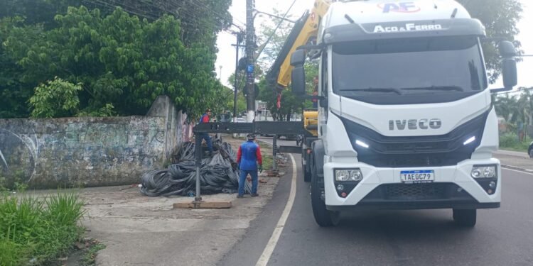 Carreta com pane mecânica causa bloqueio total na avenida Ephigênio Salles
