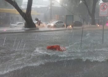 Durante chuva, Defesa Civil emite alerta para risco de alagamentos e deslizamentos em Manaus