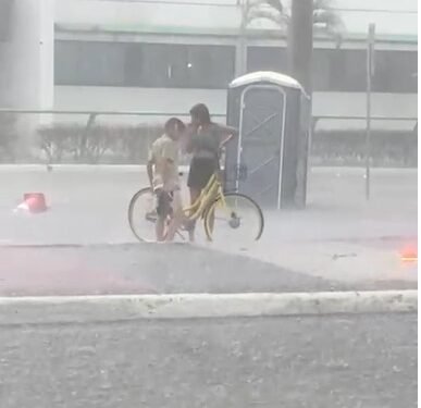 Banheiros químicos são arrastados pela enxurrada durante chuva no Centro de Manaus; veja vídeo