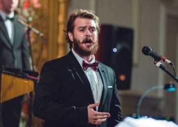 Tenor Vitório Scarpi se apresenta no Teatro Amazonas durante o Encontro de Tenores do Brasil