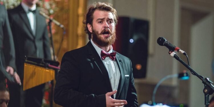 Tenor Vitório Scarpi se apresenta no Teatro Amazonas durante o Encontro de Tenores do Brasil