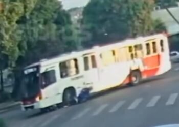 Motociclista e garupa ficam gravemente feridos após serem atropelados por ônibus na zona Norte de Manaus; veja vídeo