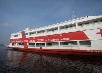 Barco Hospital São João XXIII realiza atendimentos de saúde em Silves